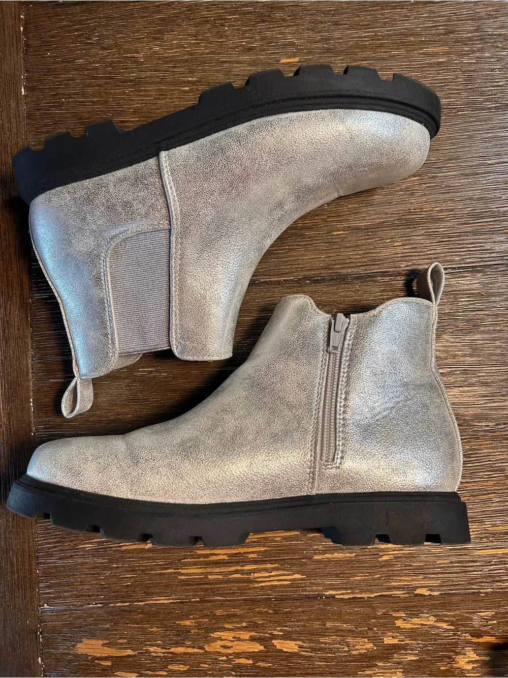 NWOT Sonoma Evie Chelsea boots size 5 youth